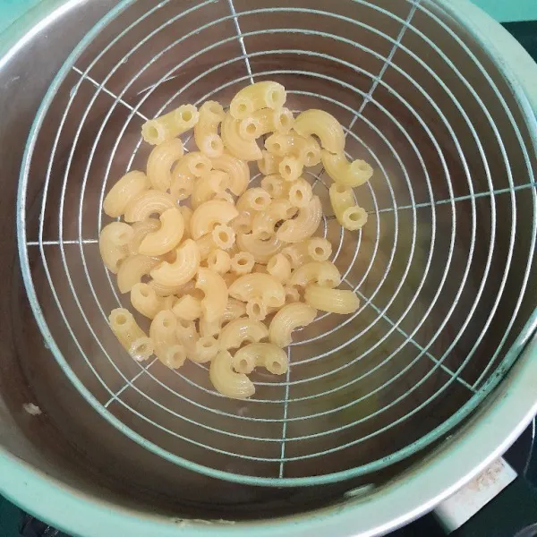 Rebus makaroni dengan garam ,masak selama 10 menit