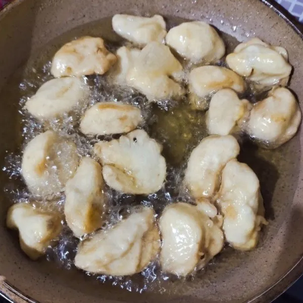 Panaskan minyak, ambil pisang yg sudah dimasukkan kedalam adonan basah, masak hingga pisang matang, angkat dan tiriskan