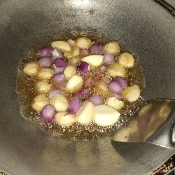 Goreng kemiri, bawang merah dan bawang putih sampai matang. Haluskan bersama merica dan pala.