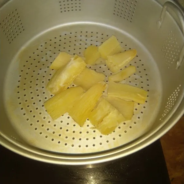 Potong potong singkong, kemudian kukus sampai empuk, kurang lebih 20menit. Angkat