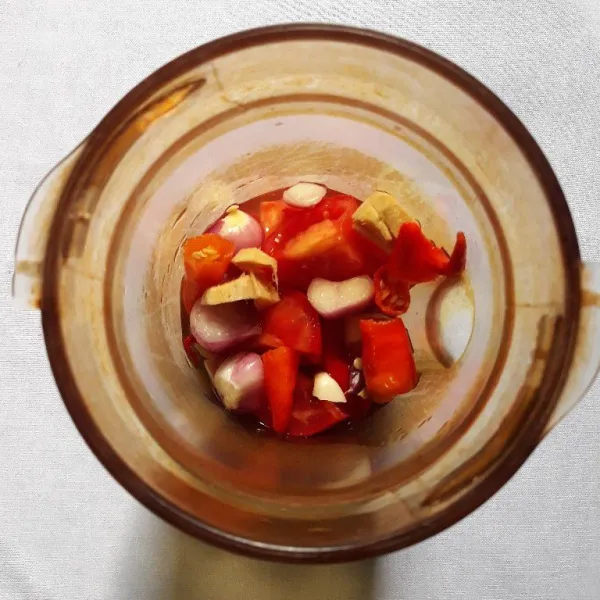 Haluskan bawang merah, bawanh putih, cabe merah besar, cabe kriting merah, jahe dan tomat dengan sedikit air