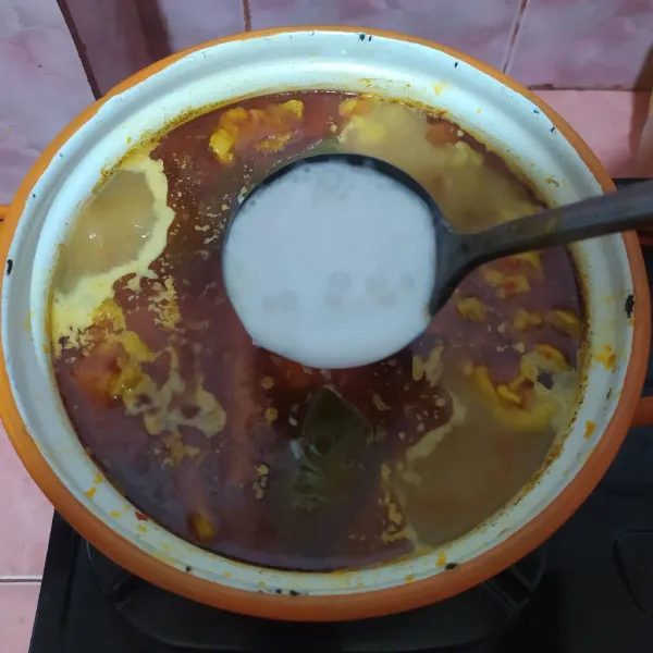 Tuang santan, aduk hingga rata. Masak dengan api kecil sampai daging empuk.