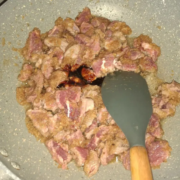 Masukkan daging masak sampai berubah warna. Tambahkan kecap, masak kembali.
