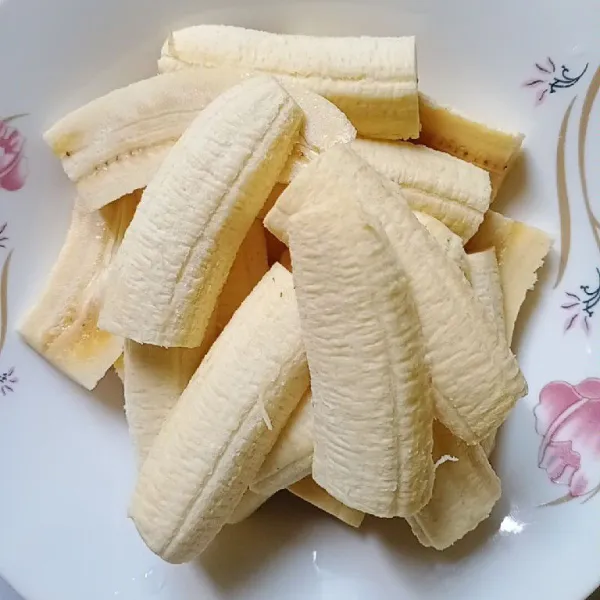 Potong pisang sesuai selera