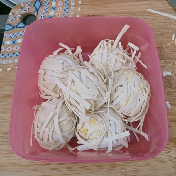 Masukkan ke dalam wadah tertutup lalu masukkan ke kulkas kurang lebih 30 menit agar kulit lumpia menempel dan tidak mudah lepas