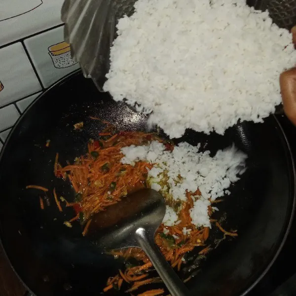 Setelah semua bumbu matang masukan nasi putih aduk rata.