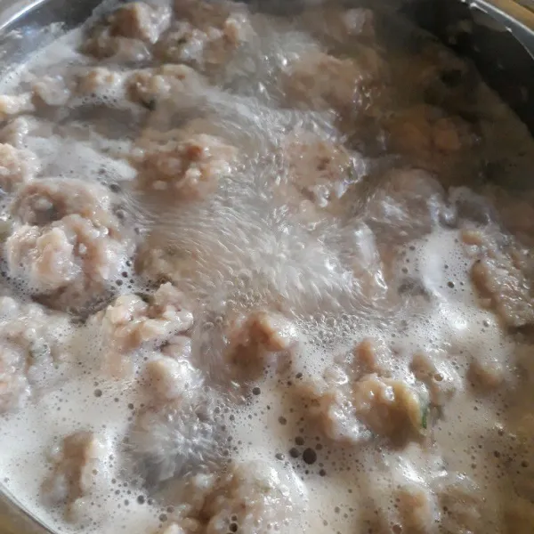 Ambil adonan bakso dan bentuk menggunakan sendok takar. Celupkan dalam air mendidih. Rebus hingga matang dan mengapung.