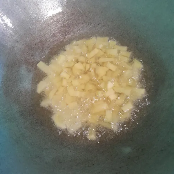 Goreng kentang sampai kuning ke emasan