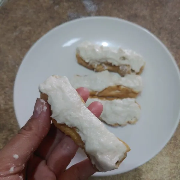 Belah tahu gembus jadi dua bagian,kemudian beri isian dan ratakan. Lakukan sampai adonan habis.