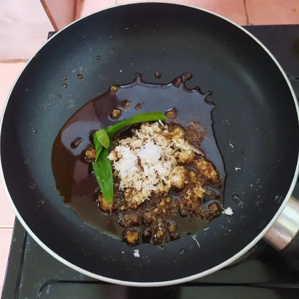 Masukkan parutan kelapa, daun pandan dan garam.