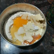 Buat adonan pancake : masukan terigu buat lubang pada tengahnya masukan telur dan tambahkan bahan lain temasuk 1 sdm brown butter, aduk rata.setelah tercampur masukan air dan susu cair, sedikit demi sedikit, aduk hingga adonan tepung tercampur rata dan kental jangan terlalu encer
