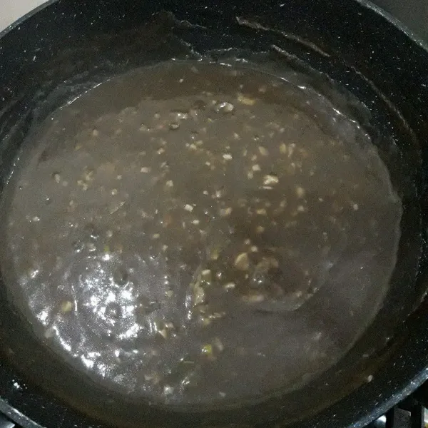 Terakhir, masukkan larutan tepung tapioka. Tepung tapioka dilarutkan dulu dengan sedikit air. Aduk rata, masak sampai meletup. Hidangan tahu dengan cocolan petis dan cabe rawit jika suka.