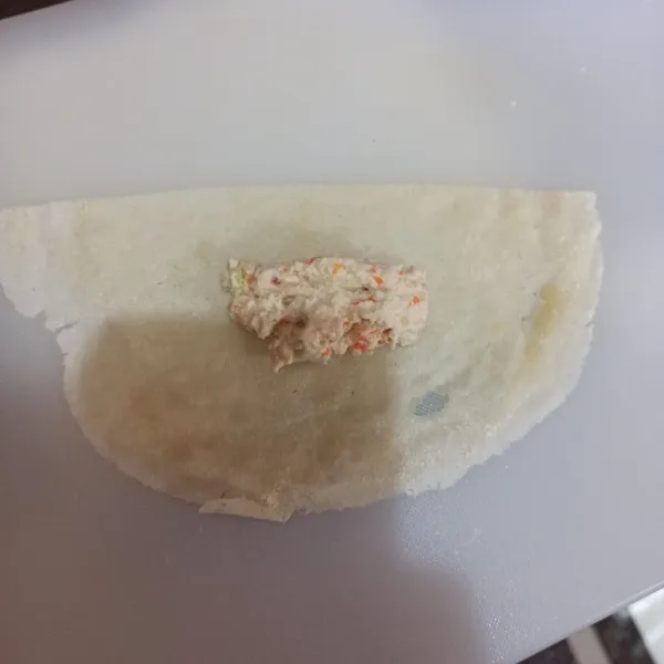 Ambil kulit lumpia (punya saya dibagi 2). Ambil sedikit adonan beri lem.