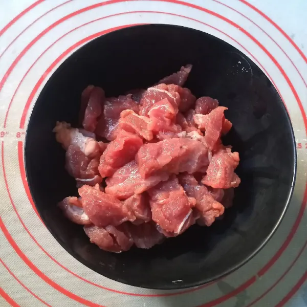 Iris daging kecil-kecil ukuran sekali suap. Sisihkan.