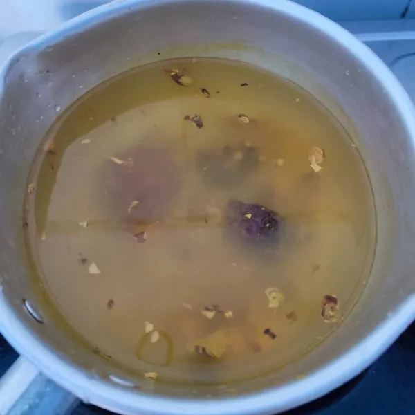 Tambahkan air, rebus dengan api kecil sampai mendidih.