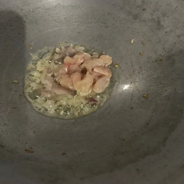Masukkan potongan ayam