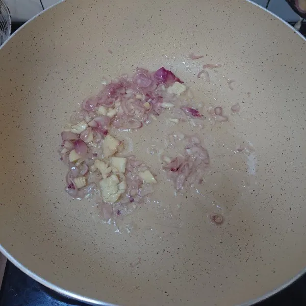 Tumis bawang merah dan bawang putih hingga harum.