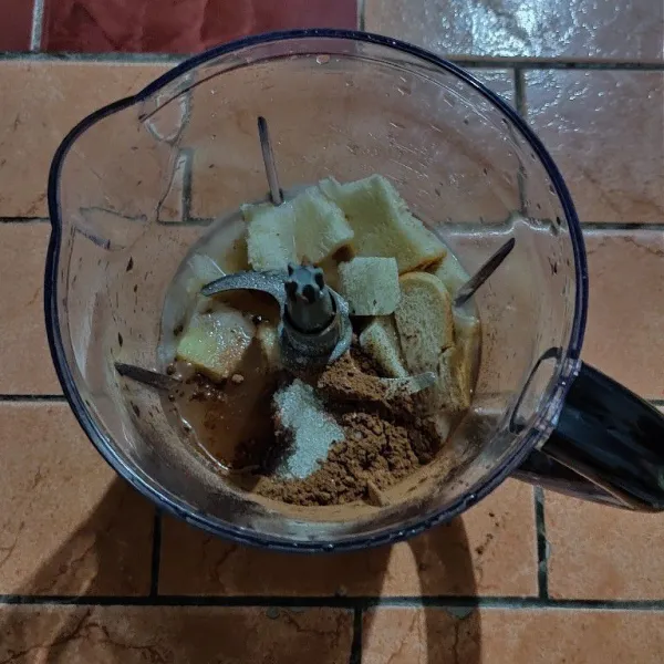 Siapkan blender, masukkan semua bahan kecuali DCC kemudin haluskan hingga tercampur rata