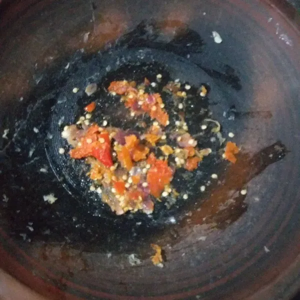 Haluskan bawang putih, cabe, garam hingga halus