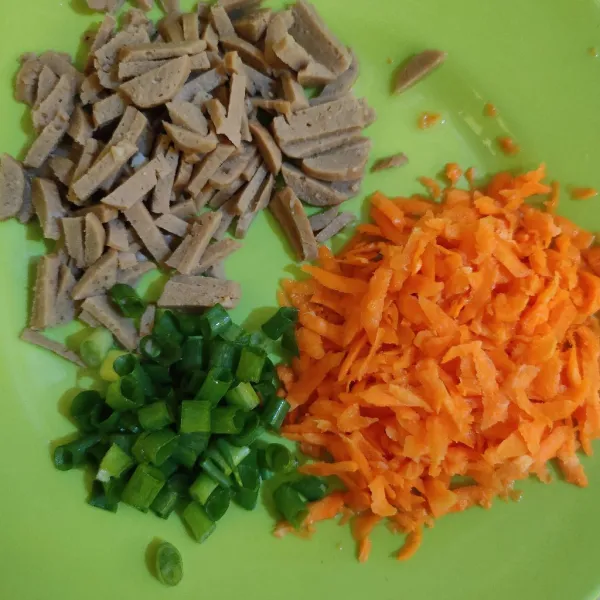 Siapkan bakso, wortel dan daun bawang.