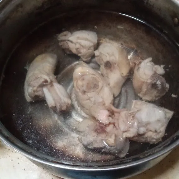Rebus ayam yg sudah dicuci bersih hingga matang.
