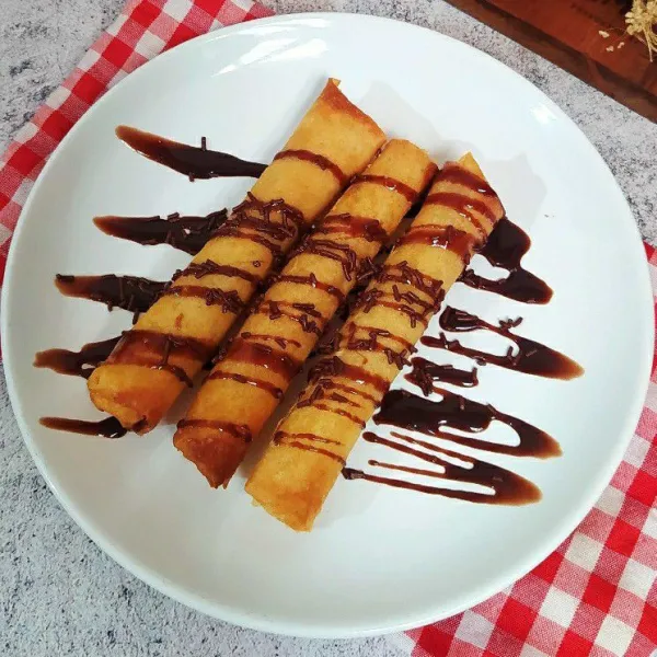 Sajikan dengan lelehan susu kental manis coklat dan meses.