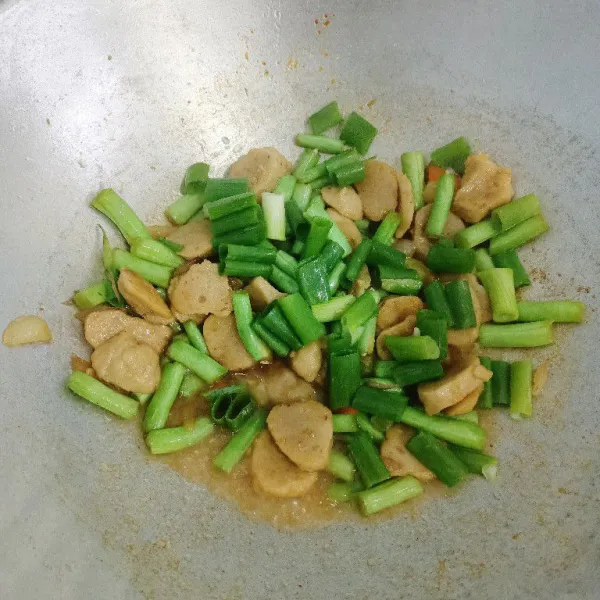 Masukkan daun bawang