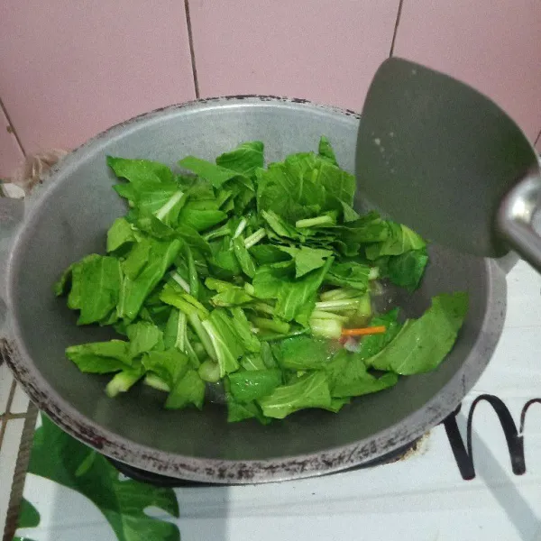 Masukkan caisim aduk hingga layu