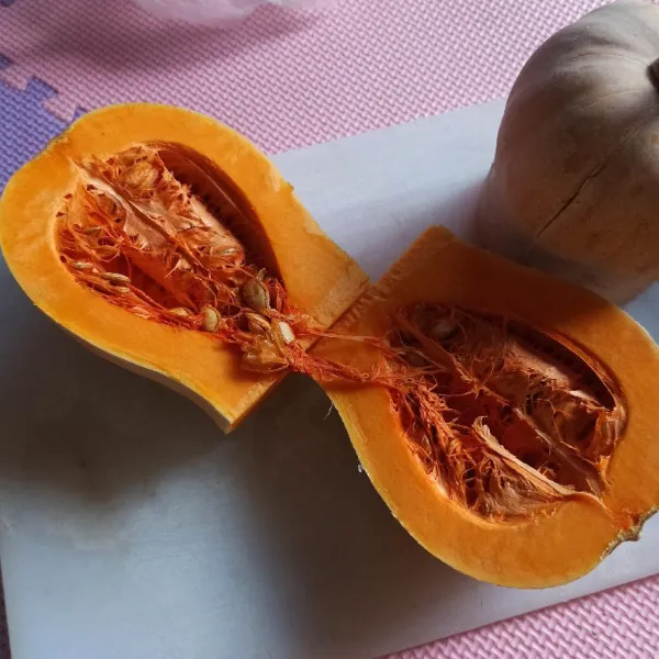 Belah butternut, kupas, potong kecil. Cuci bersih.