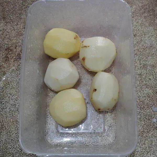 Kupas kentang cuci dan potong memanjang.