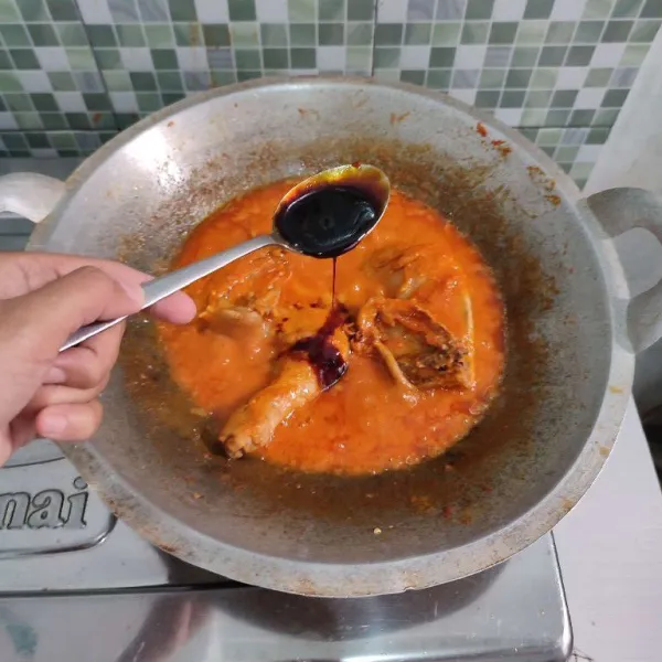 Tanbahkan kecap manis, kaldu bubuk, merica serta penyedap rasa.