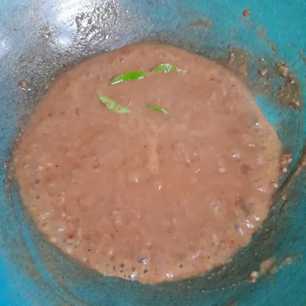 Tambahkan kacang tanah, kecap, gula merah, dan sedikit air. Masak sampai kuah mengental.