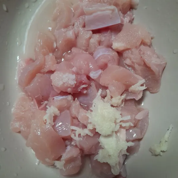 Potong-potong ayam beri garam dan bawang putih diamkan selama 30 menit.
