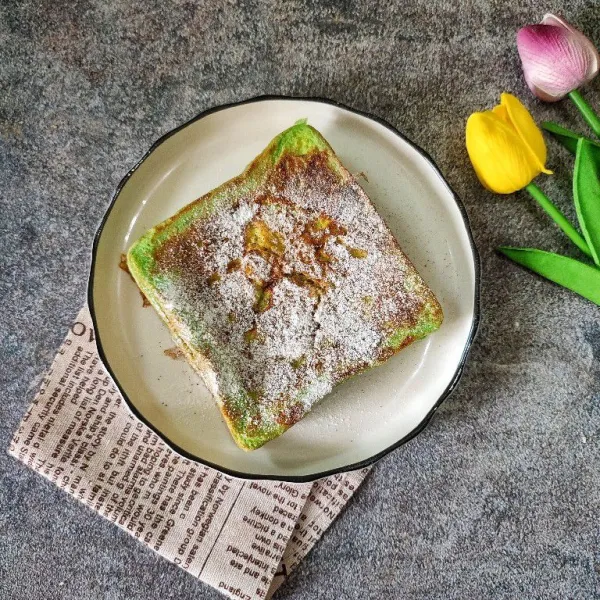 Tata roti diatas piring saji, kemudian taburi dengan gula donat yang sudah di campur dengan sedikit cinnamon ground. Lalu sajikan.