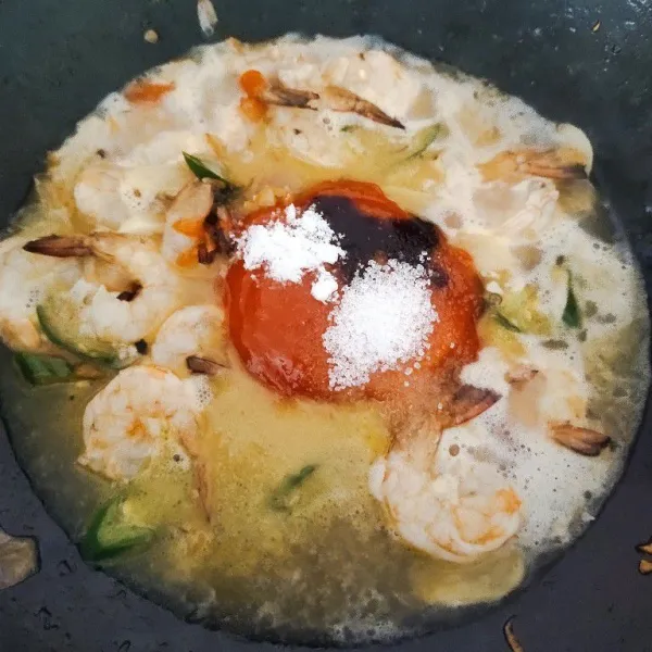 Beri air, garam, gula pasir, saus tiram, saus sambal aduk rata dan masak hingga matang (tes rasa)