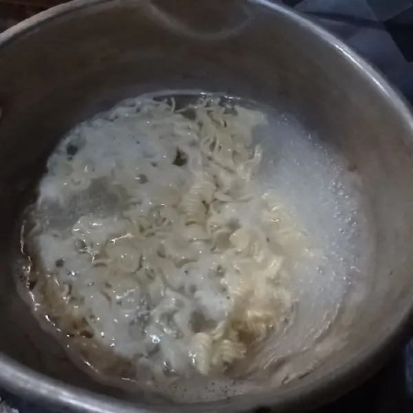 Remas remas mie, lalu rebus setengah matang, tiriskan
