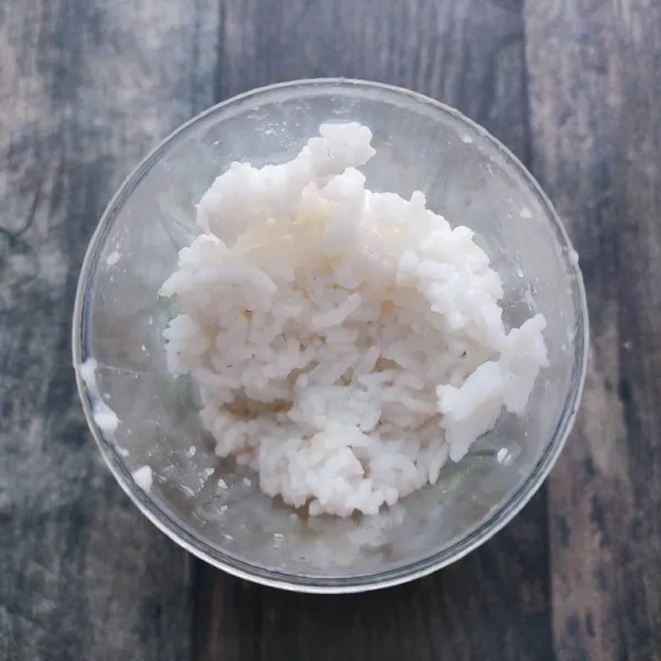 Blender nasi dengan sedikit air (dari 500 ml air)
