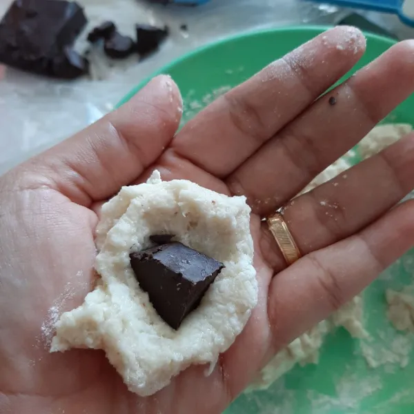 Ambil sedikit adonan. Beri isian coklat. Bulatkan