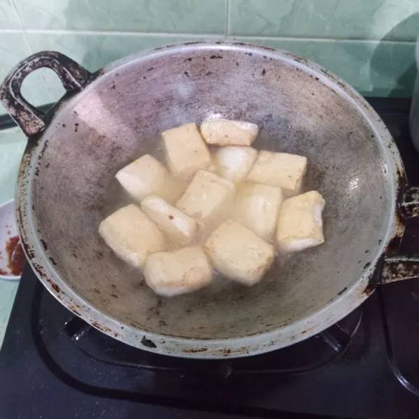 Goreng tahu hingga berkulit, sisihkan