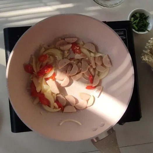 Tumis bawang putih,bawang bombai dan cabe hingga harum lalu masukkan sosis aduk rata