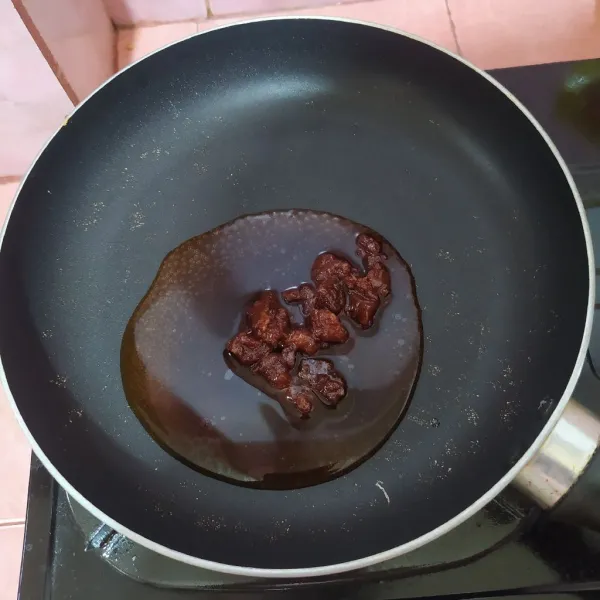 Masukkan gula merah dan air ke dalam pan, aduk sampai larut.