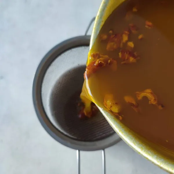 Matikan kompor kemudian saring menggunakan saringan teh. Sajikan hangat ataupun dingin.