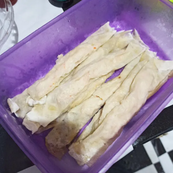 Angkat, angin-anginkan dulu. Bisa dijadikan stok frozen food ya. Tapi antara satu dan lainnya diberi jarak dan sekat supaya tidak menempel.
