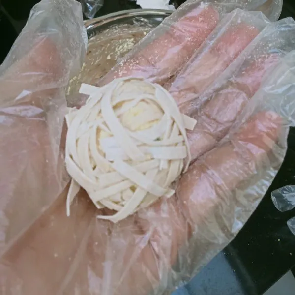 Kemudian balut dengan kulit pangsit, lakukan hingga semua bahan habis