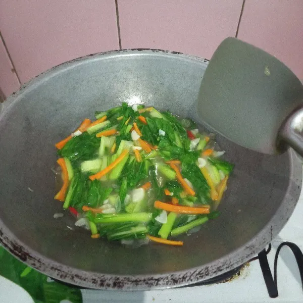 Masukkan merica, garam dan penyedap masak hingga air menyusut dan semua sayuran matang, setelah matang angkat tuang ke mangkok saji dan siap disajikan