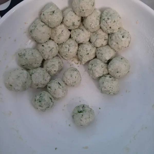 Tambahkan minyak goreng agar tidak lengket. Lalu bentuk bulatan