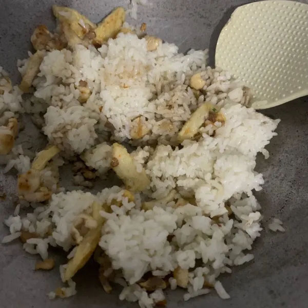 Beri garam, gula, kaldu jamur , saus tiram, saus raja rasa aduk merata