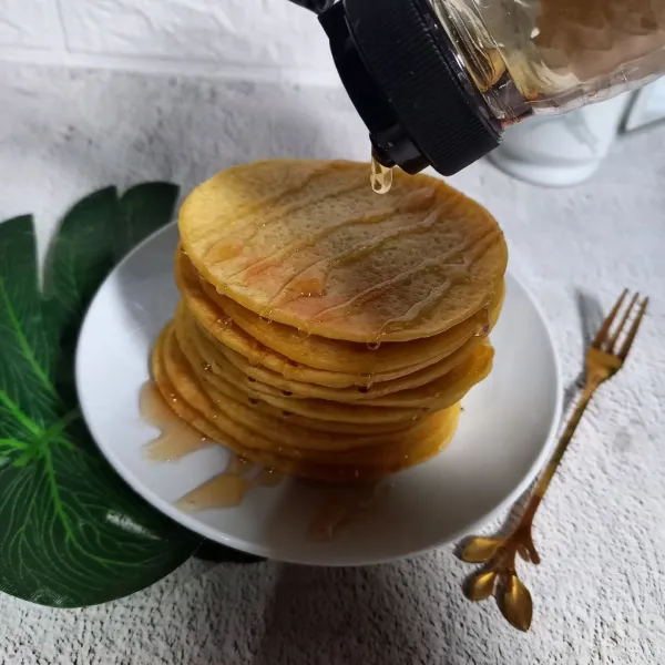 Sajikan pancake wortel dengan siraman madu.