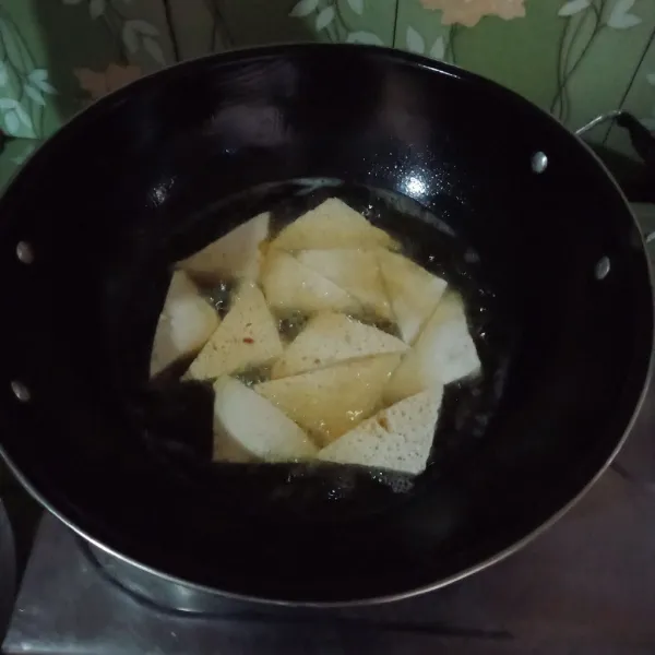 Goreng tahu hingga matang angkat tiriskan