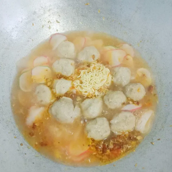 Tambahkan 1 keping mie